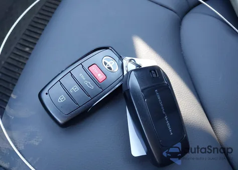 2025 Toyota Highlander Hybrid Xle from USA, damaged, VIN 5TDKBRCH2SS666513